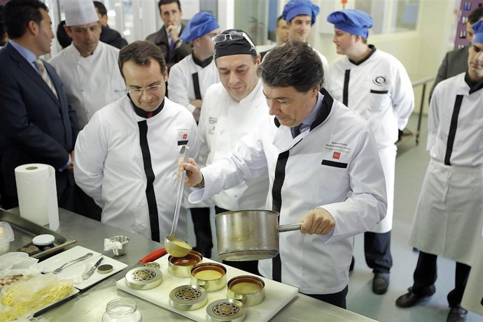 González y Ortiz en la visita a la Escuela de Hostelería