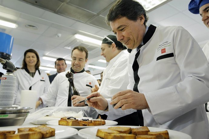 Ignacio González durante su visita a la Escuela de Hostelería en Móstoles