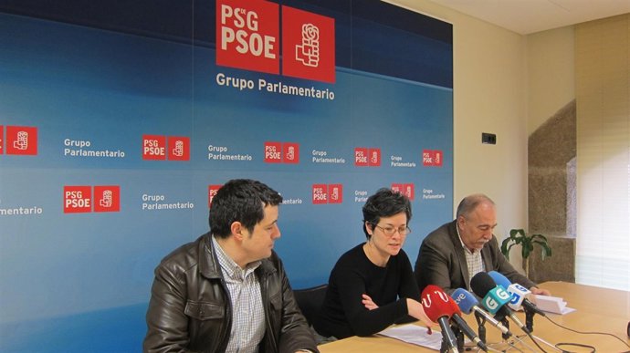 La portavoz de Medioambiente del PSdeG con los alcaldes de Piñor y Brión