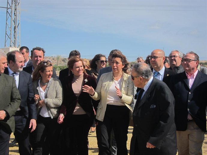 En el centro, la presidenta de la Junta de Andalucía, Susana Díaz