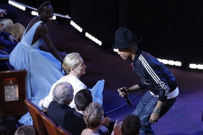 Pharrell Williams performs in front of actress Meryl Streep, best actress nomine