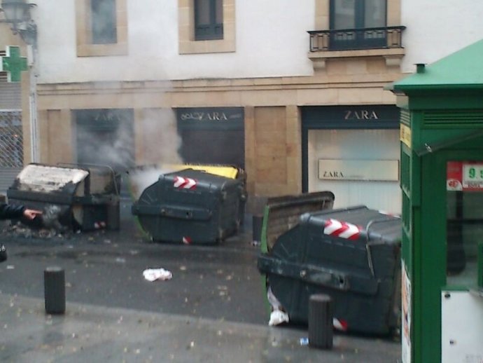 Contenedores incendiados en el casco viejo de Bilbao