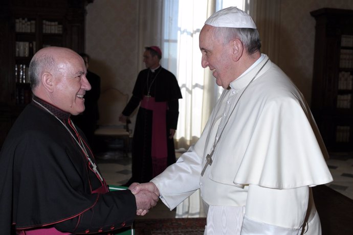 El obispo de Santander saluda al Papa Francisco