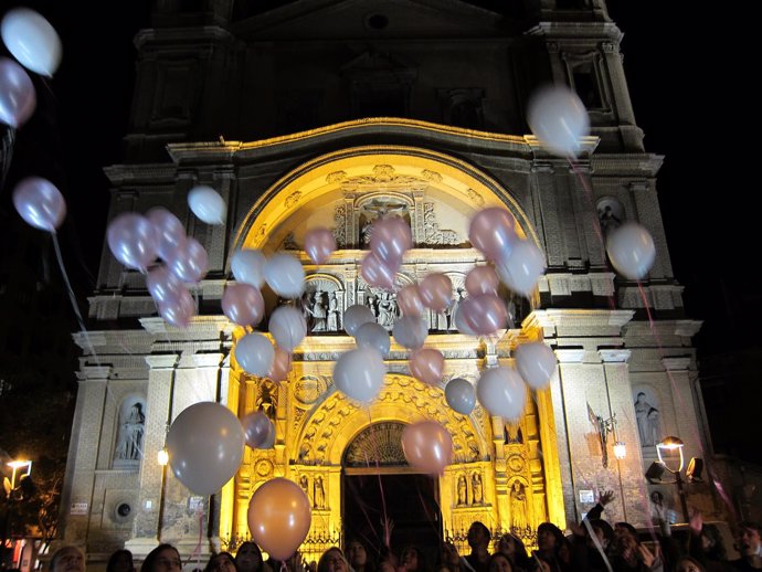 Alumnos de María de Ávila lanzan globos al finalizar su funeral