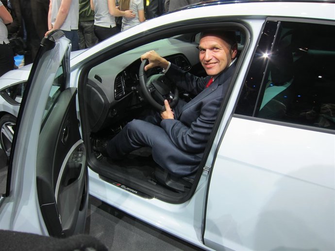 El presidente de Seat, J. Stackmann en el León Cupra