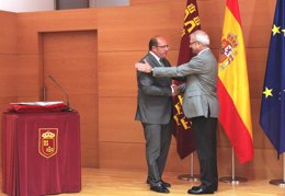 Pedro Antonio Sánchez recibe enhorabuena de Valcárcel tras su toma posesión