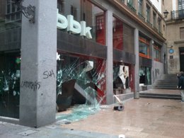 Destrozos en una sucursal bancaria de Bilbao
