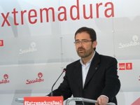 El PSOE extremeño achaca el descenso a que el Gobierno regional "borra" a los parados que inician un curso