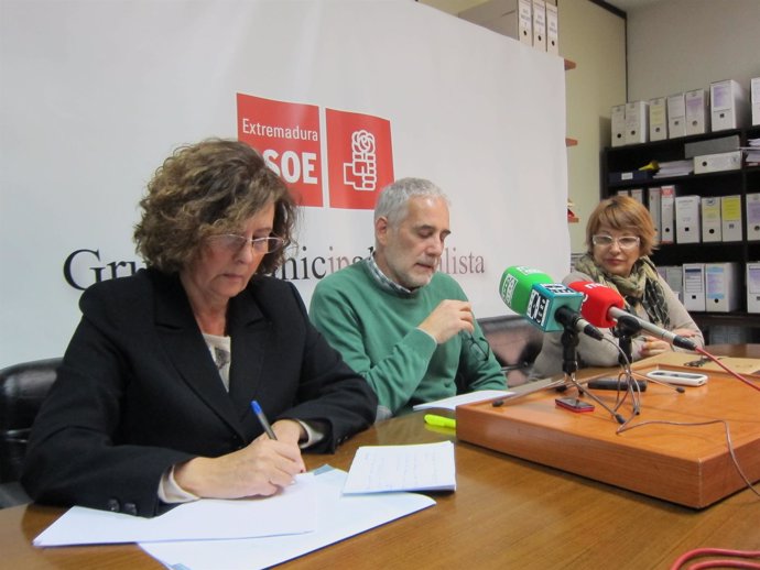 Miembros Del PSOE Informan Sobre Ayudas A Domicilio En Cáceres