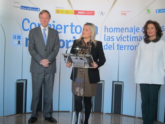 Mari Mar Blanco con la alcaldesa de Madrid, Ana Botella, al fondo