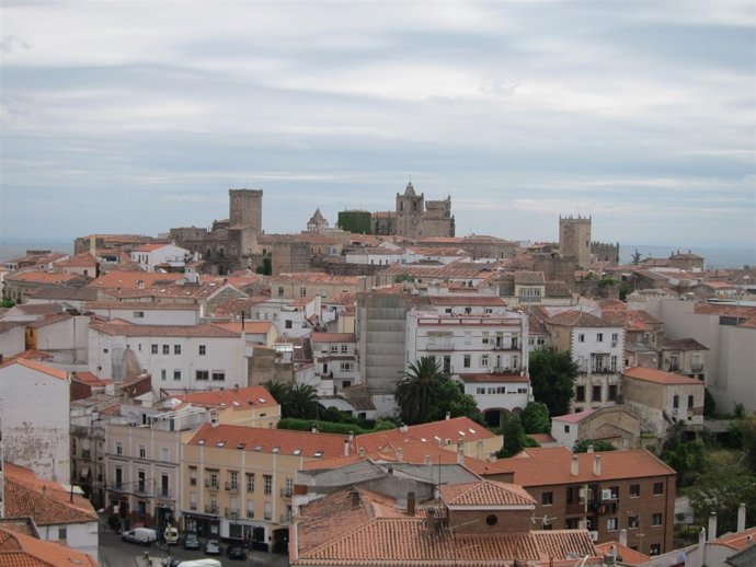 Vista General De La Ciudad De Cáceres Con La Parte Antigua Al Fondo