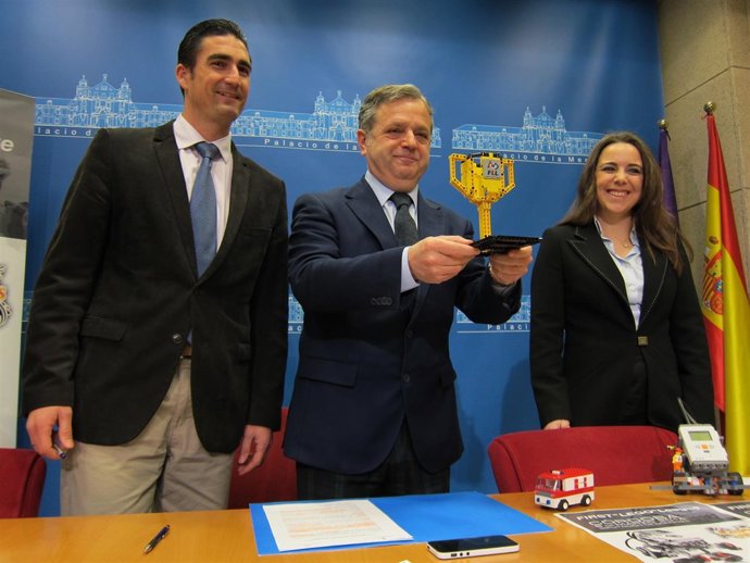 Fuentes muestra una copa 'Lego' entre Palomares y Aguirre