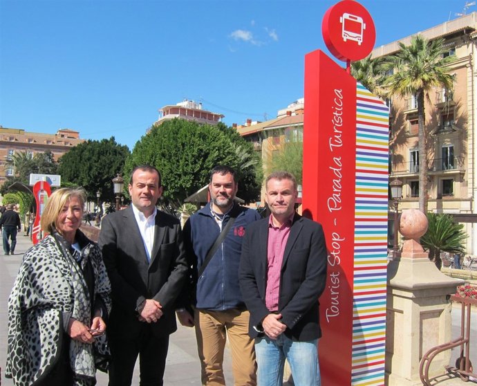 Pelegrín, Iniesta, Frutos y Cascales en la nueva parada de bus turístico