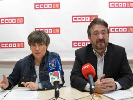 Julián Buey y Delia Lizana en rueda de prensa este martes en CC.OO.