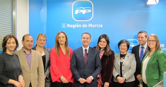 Imagen de Ruano con la Comisión de Cultura del PP regional
