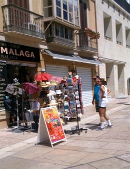 Turistas en un puesto de Málaga