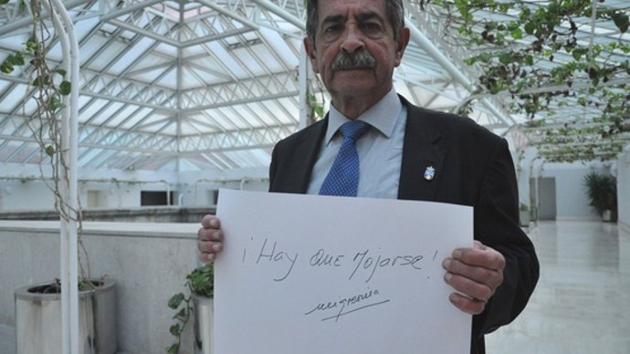 El expresidente regional, Miguel Ángel Revilla, ilustra su petición en Change