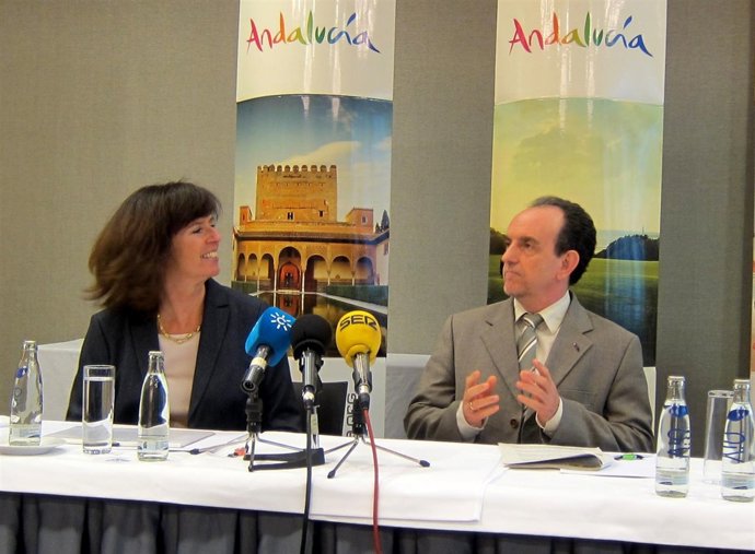 Managing partner, Dorothea Hohn, y el consejero de Turismo, Rafel Rodríguez