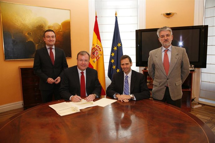Antonio Silván (segundo por la izquierda) firma el convenio con el Ministerio