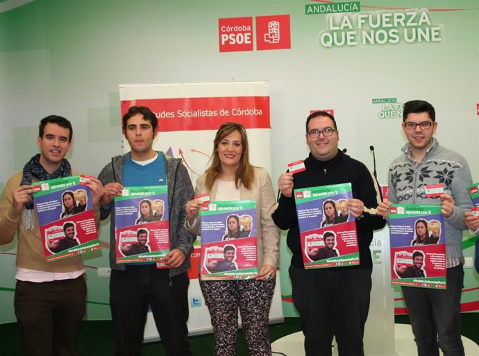 Myriam Díaz (centro), entre miembros de JSA de Córdoba