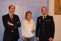 Valdeón (C) tras presentar la campaña