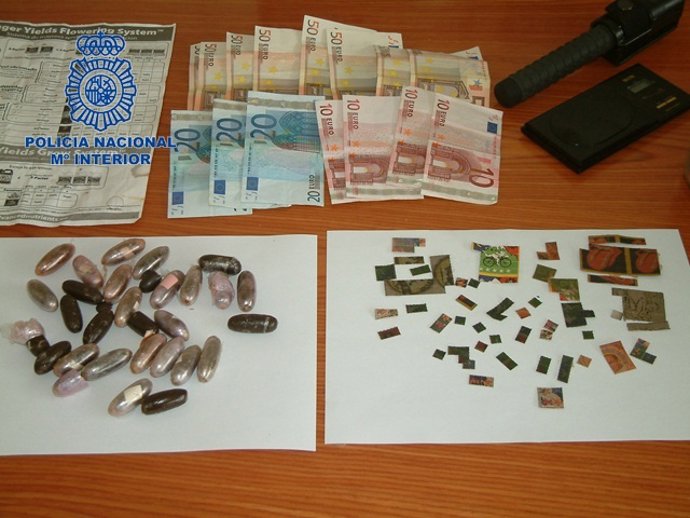 Material intervenido a una pareja detenida por tráfico de drogas