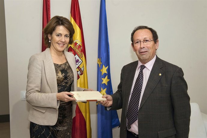 Presidente del Consejo de Navarra entrega la memoria de 2013 a Barcina