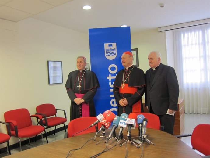 El Obispo Iceta, el Cardenal Ravasi y el rector de Deusto.