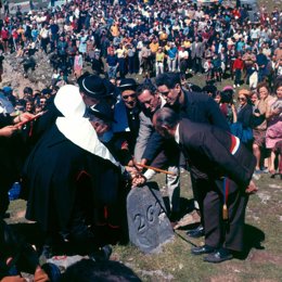 Piedra de San Martín, sobre la que se hace el rito del Tributo de las Tres Vacas