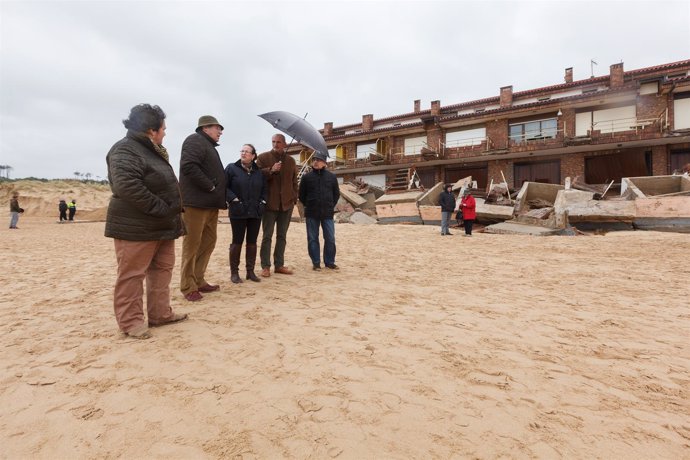 Visita a los daños del temporal en Somo 