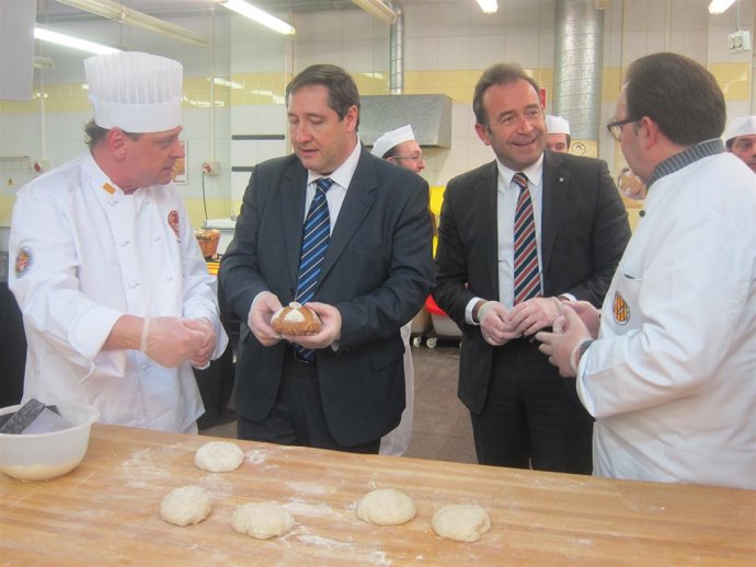 El conseller de Agricultura Josep Maria Pelegrí con el pan de 1714