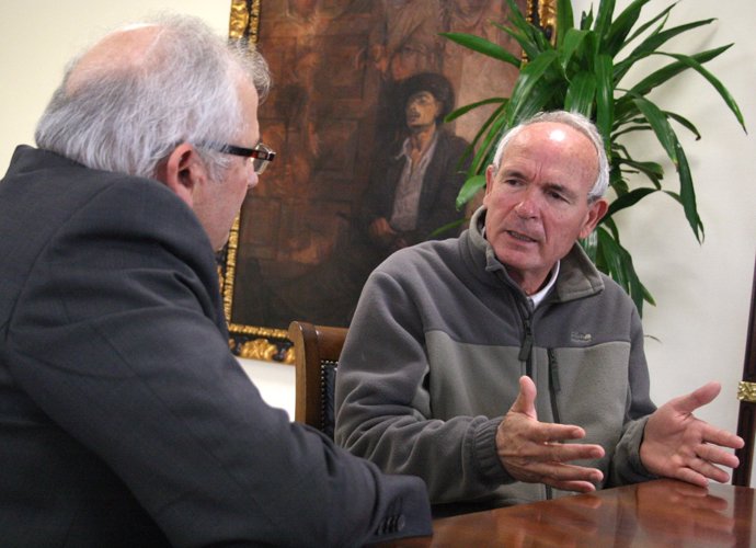 Francisco Casero (derecha), en su reunión con el rector de la UJA, Manuel Parras