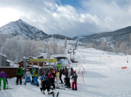 Esquiadores en la estación de Aramón Cerler