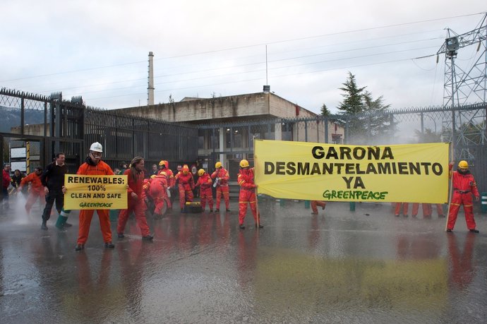 Activistas de Greenpeace se manifiestan para pedir el desmantelamiento de Garoña