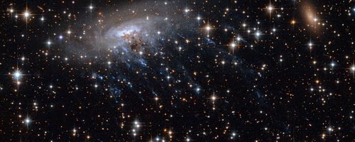 Cluster rasgando una galaxia espiral
