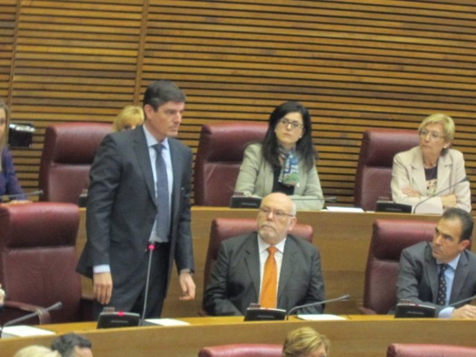 Marcos Zaragoza jura el cargo como nuevo diputado del PP en las Corts