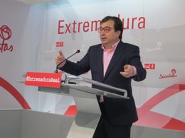 Guillermo Fernández Vara, en rueda de prensa