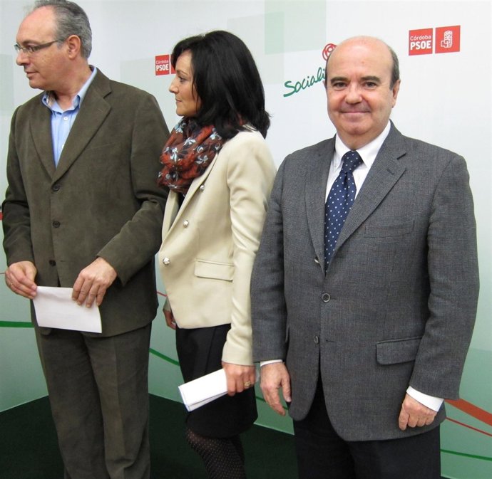Zarrías (dcha.) junto a Durán y Crespín en la sede del PSOE de Córdoba