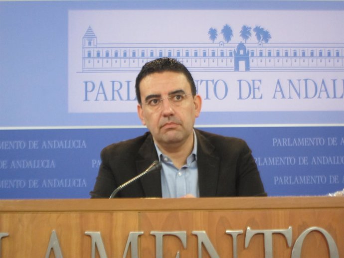 Mario Jiménez en rueda de prensa en el Parlamento