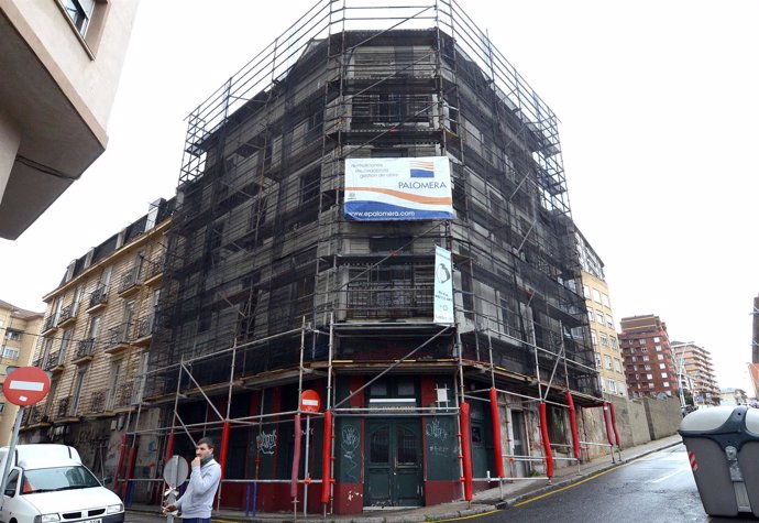 Edificio en fase de derribo en la calle Canalejas de Santander