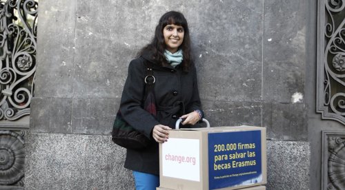 Entrega de firmas por las becas Erasmus