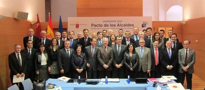 Valcárcel con alcaldes de la Región tras la reunión del Pacto de los Alcaldes