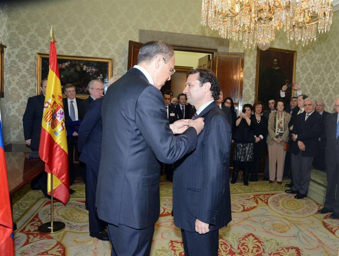 Arahuetes recibe la Medalla Pushkin.
