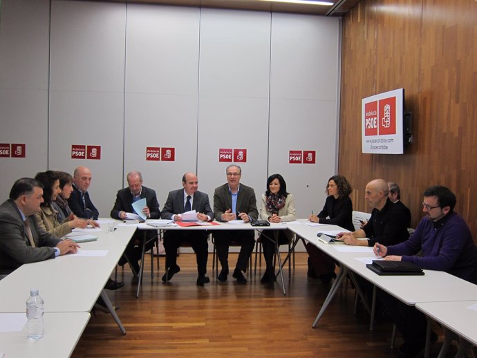 Zarrías (al fondo), durante la reunión en la sede del PSOE de Córdoba