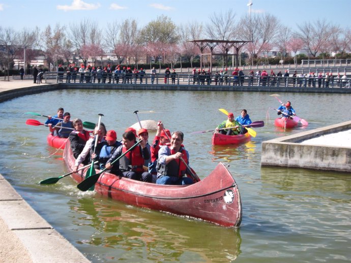 González, Figar y Fermosel en canoa en el Parque Juan Carlos I