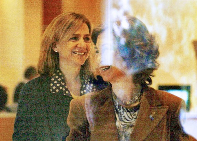 Reina Sofia reune a tres hijos y Letizia Cristina sonrientes