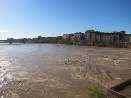 El río Ebro a su paso por Zaragoza en 2013.