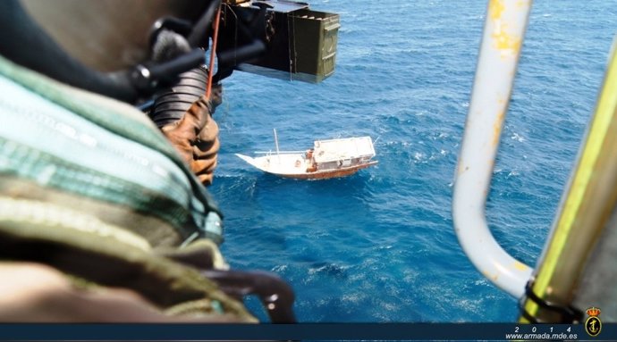 La fragata 'Álvaro de Bazán' presta auxilio a una embarcación yemení a la deriva