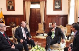 El presidente de Ecuador, Rafael Correa, con representantes de Coca Cola