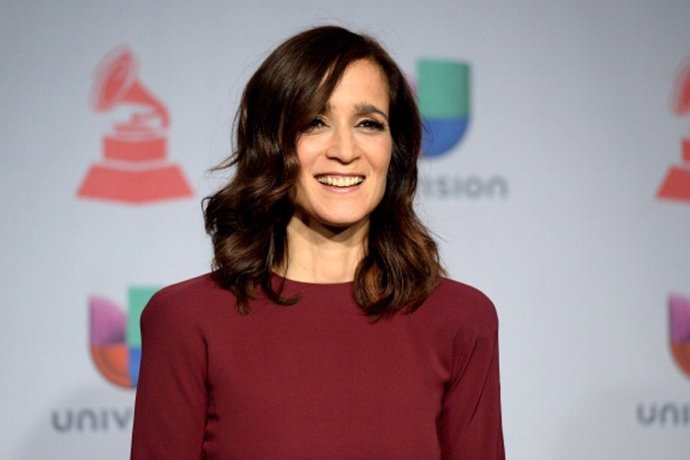 LAS VEGAS, NV - NOVEMBER 21:  Singer/songwriter Julieta Venegas poses in the pre